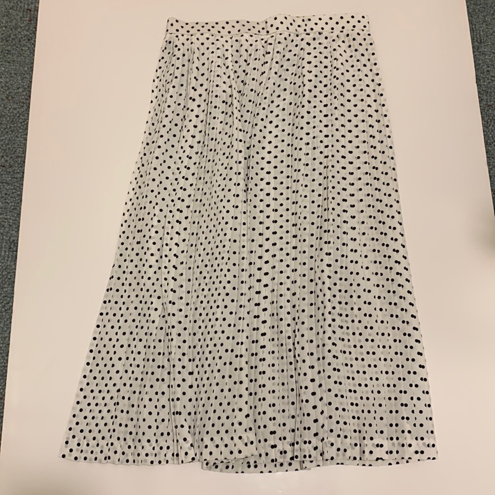 Bleyle women’s skirt, white with black poka dots. Size 10. Pleated.